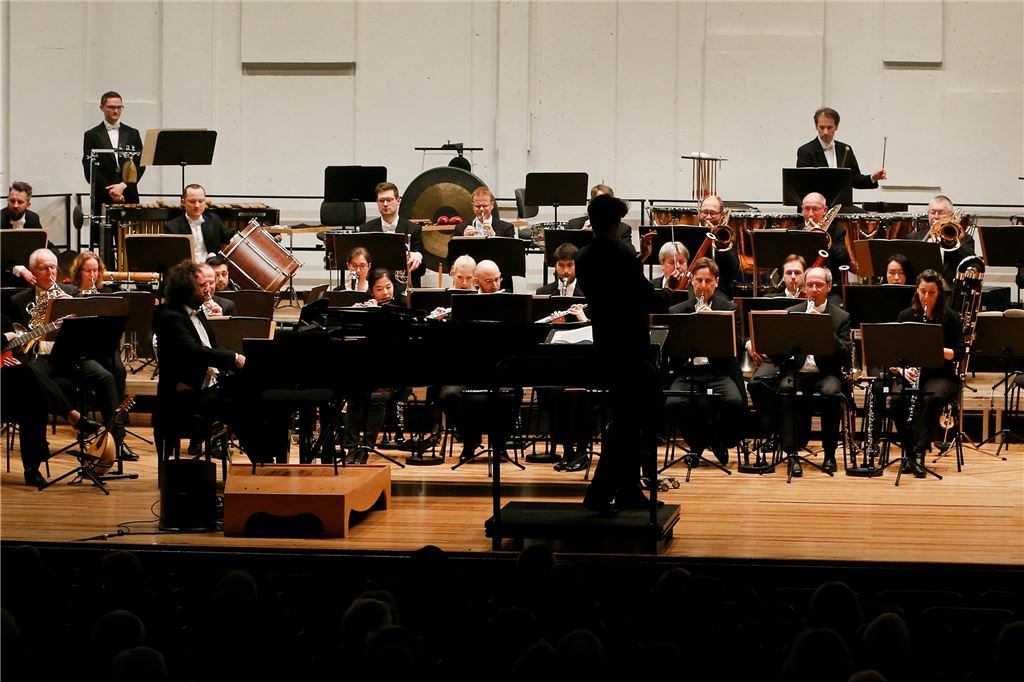 Diese Anarchie muss man live erleben! Ein Konzertgenuss mit einer Ausnahme-Cellistin Am Ende Minuten lang stehend Applaus als Anerkennung. Den hat die Neue Philharmonie Westfalen unter ihrem beeindruckenden Gastdirigenten Andreas Hotz verdient.