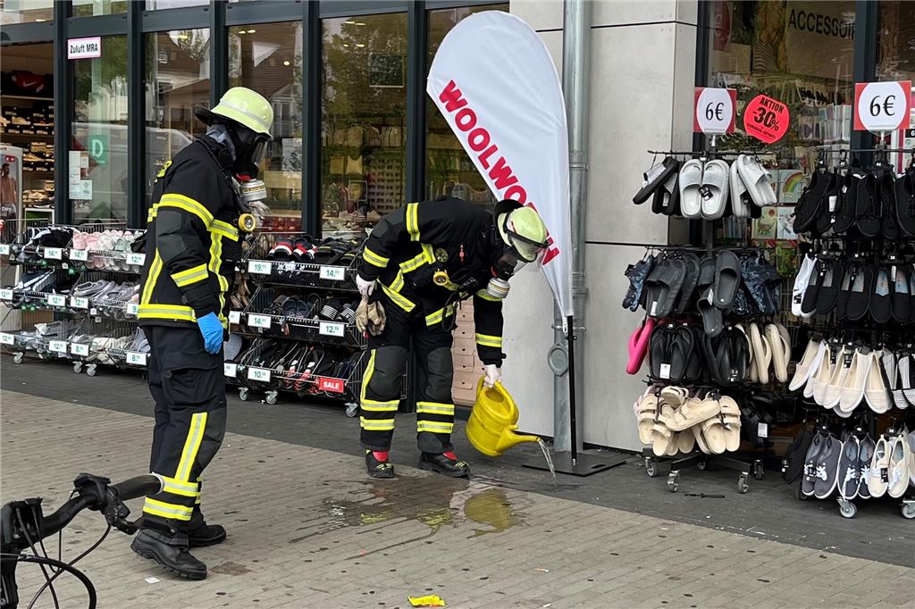 Weißes Pulver: Feuerwehreinsatz am Einkaufszentrum Neue Mühle Am Ende nahm die Feuerwehr noch einen „Löscheinsatz“ vor: Allerletzte Reste der Substanz wurden mit Wasser weggeschwemmt.
