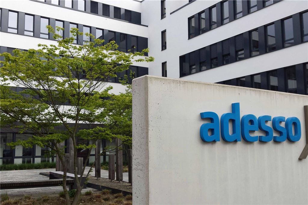 Adesso erreicht wieder Rekordumsatz: „Cyber-Schutz ist Wachstumsfeld“ Am Firmensitz auf der Stadtkrone-Ost in Dortmund beschäftigt Adesso gut 1500 Mitarbeiterinnen und Mitarbeiter. Konzern-weit sind es 8056 und in diesem Jahr will man die Zahl von 10.000 Beschäftigten erreichen.