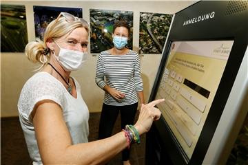 Am Infoterminal im Rathaus können Besucher ihre Terminnummer eingeben. Das Rathaus bittet, vor dem Besuch einen Termin zu vereinbaren. Die 3G-Regel entfällt derweil, die Maskenpflicht bleibt.