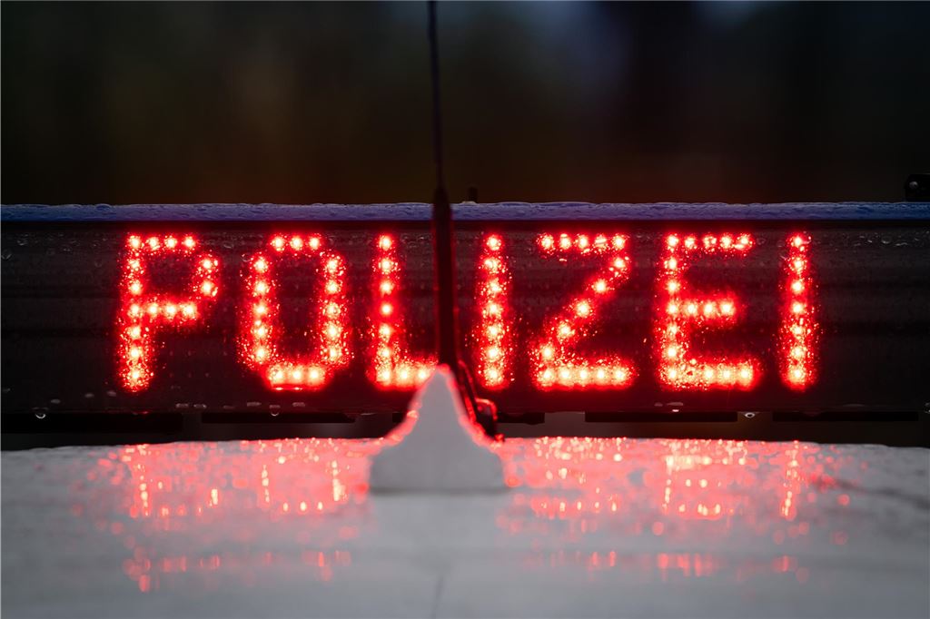 Nach provozierendes Verhalten: Polizei zieht Autofahrer aus dem Verkehr Der Schriftzug „Polizei“ leuchtet in roten Buchstaben auf einem Polizeiwagen auf.