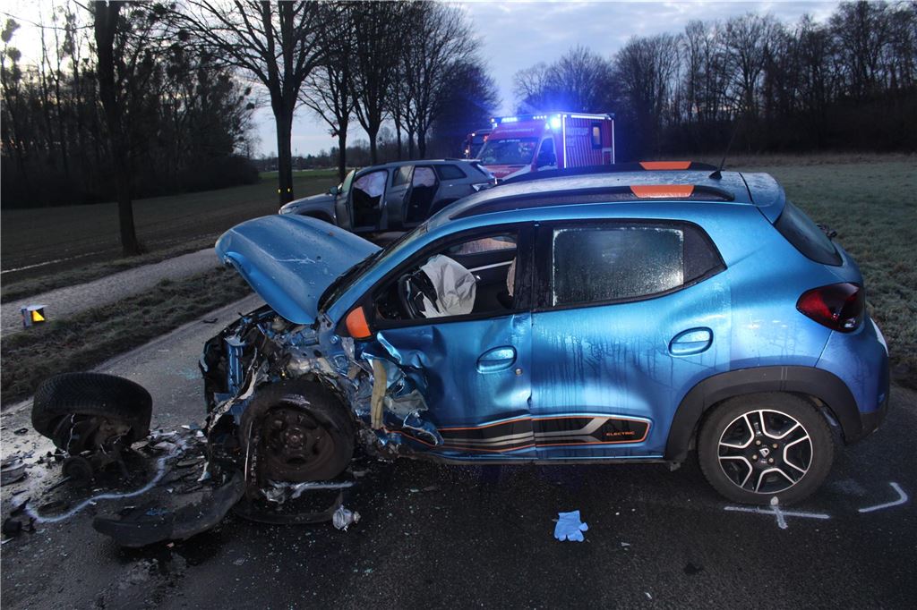 Schnee und Eis verursachen viele Unfälle in NRW: Zwei Verletzte bei Kollision in Herdecke – Newsblog Ein Pkw mit komplett demolierter Front. Im Hintergrund steht ein Rettungswagen.