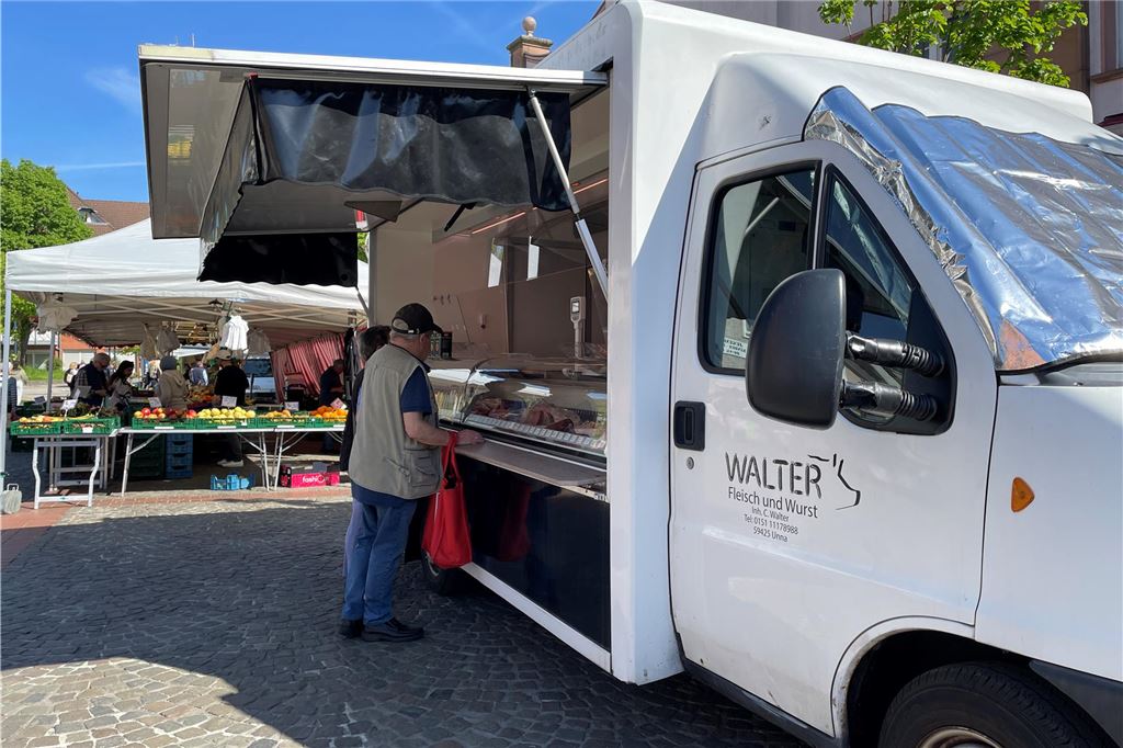 Der Markt in Lütgendortmund hat einen neuen Fleisch- und Wurststand Kunden stehen vor dem neuen Fleisch- und Wurststand auf dem Lütgendortmunder Wochenmarkt.
