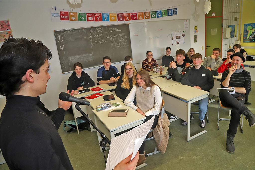 Von der Schule zur großen Bühne: Poetry Slam Workshop am PGU Am PGU in Unna gab es einen Poetry-Slam-Workshop, in dessen Rahmen die Schüler lernten, Texte zu schreiben – und diese auch zu präsentieren.