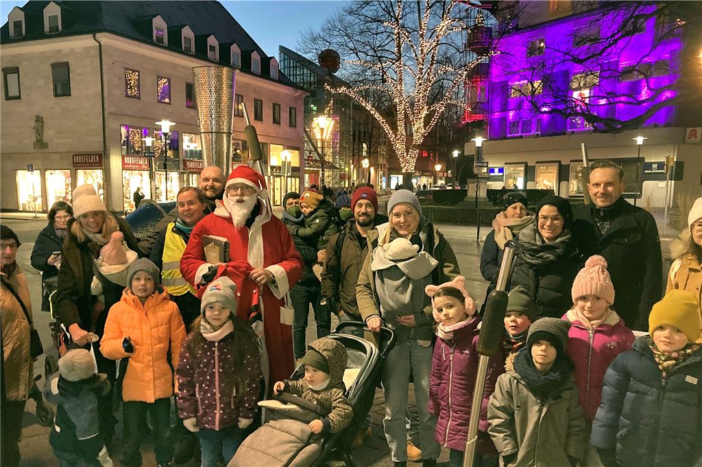 Premiere in der City: Wenn der Weihnachtsmann zum Stadtführer wird Weihnachtsmann führt Familien durch Schwerte