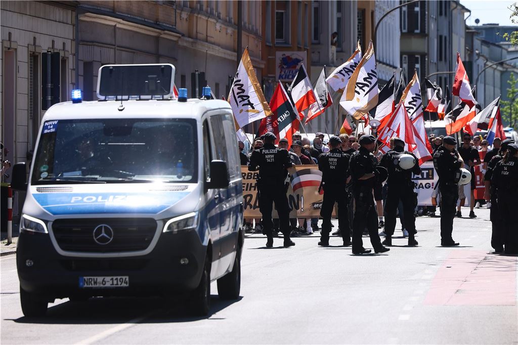 Neonazi-Aufmarsch in Gelsenkirchen: Linke Durchbruchversuche - Polizei setzt Schlagstöcke ein Am Rande der rechten Demonstration war es nach Angaben der Polizei zu Konfrontationen zwischen linken Aktivisten und Beamten gekommen.