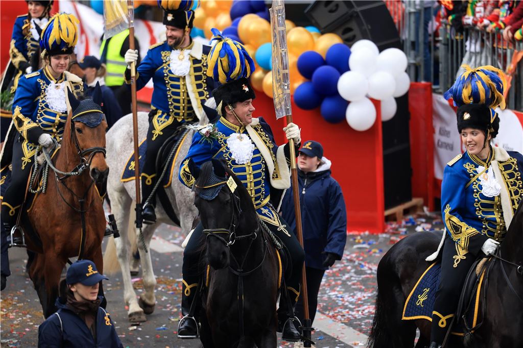 Karneval 2024 in NRW: Die wichtigsten Termine im Überblick Reiter auf Pferden laufen im Festumzug in Köln mit