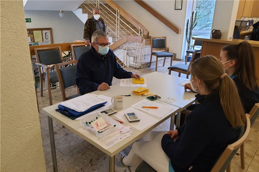 Kurzfristige Impf-Aktion: Moderna ohne Termin im Gemeindehaus Am Samstag, 11. Dezember, frischt Dr. Westermann im Evangelischen Gemeindehaus ohne vorherigen Termin Corona-Impfungen auf. Zum Einsatz kommt dann nur der Wirkstoff von Moderna.