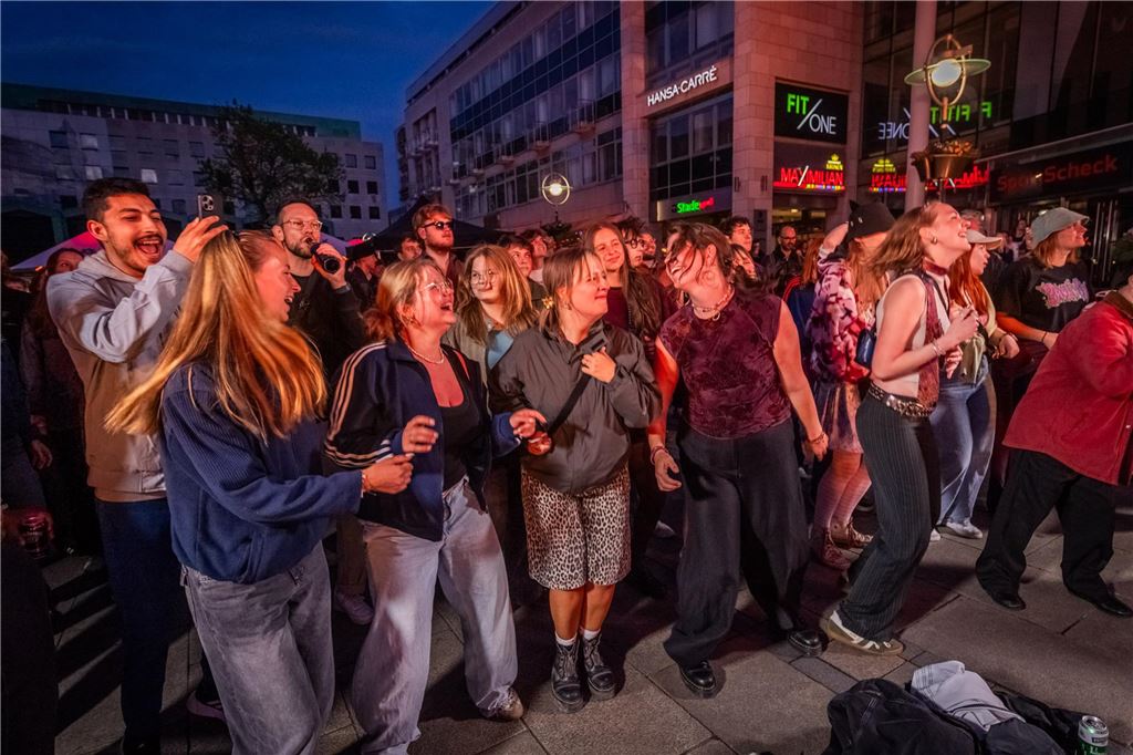 Party beim Stadtfest Dortbunt in der Dortmunder Innenstadt.