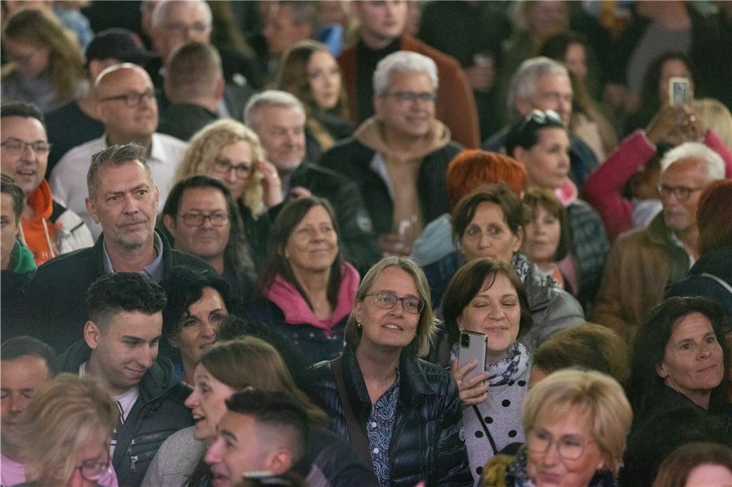 Besucher der Festa Italiana in Unna am Samstagabend, 23. Mai 2023