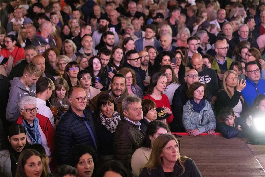 Besucher der Festa Italiana in Unna am Samstagabend, 23. Mai 2023