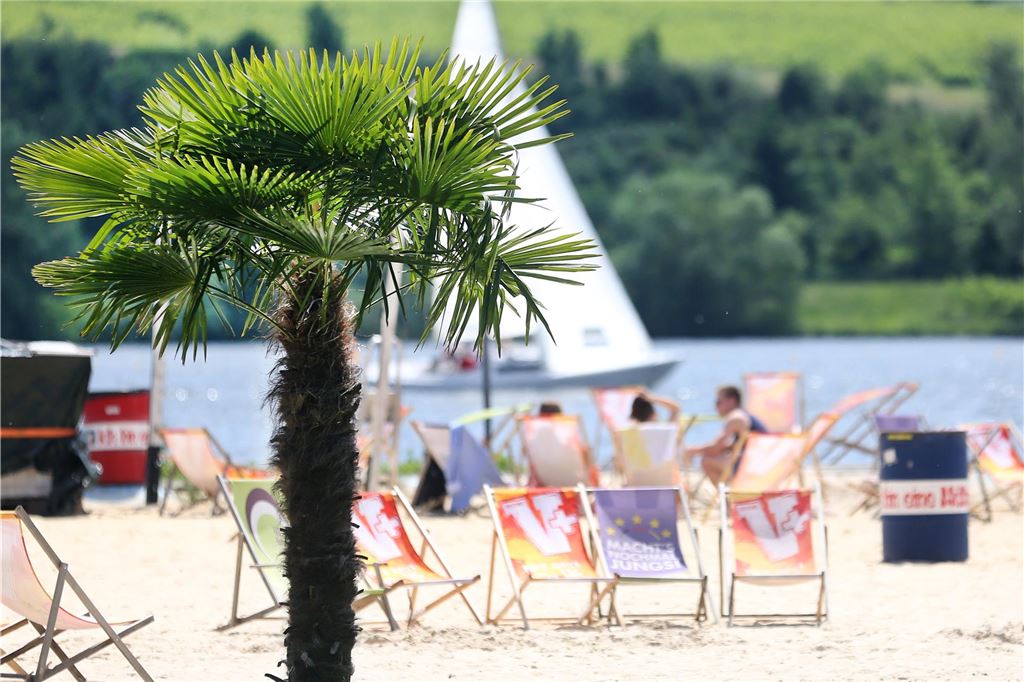 Festivals 2023 in NRW: Alle Infos Bei herrlichem Sonnenschein beobachten Besucher des Baldeneysee-Freibades Seaside Beach die Segelboote auf dem Wasser.