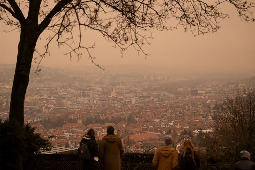 Frühlingsbeginn zum Wochenende: Temperaturen klettern teils über 20 Grad Gelb-rötlich erscheint der Himmel über der Innenstadt von einem Aussichtspunkt aus,