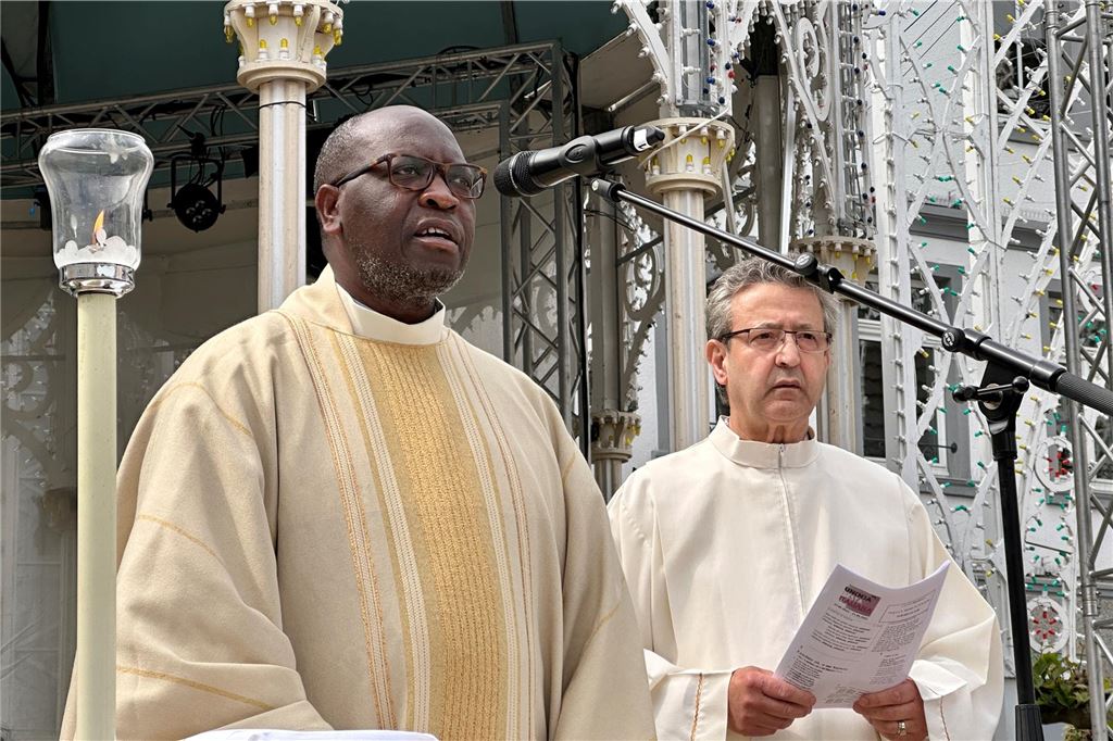 Ein Fest voller Premieren: Die Bilanz der Festa Italiana 2023 Pfarrer Duon Eugene beim Gottesdienst auf dem Alten Markt in Unna im Rahmen der Festa Italiana.