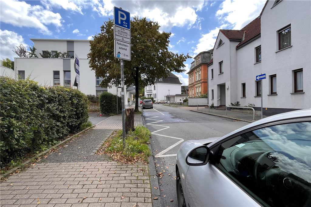 2,50 Euro pro Stunde: Neues Parkkonzept soll 2024 kommen Am Westring hatte es zuletzt Knöllchen-Ärger gegeben: Wer vor Ort parkt, muss sein Ticket am am städtischen Automaten am Westring ziehen. Der Parkplatz direkt nebenan, hinter dem Kino, ist privat und hat einen eigenen Parkscheinautomaten. Gegen solche Missverständnisse hilft auch das neue Parkkonzept nicht.