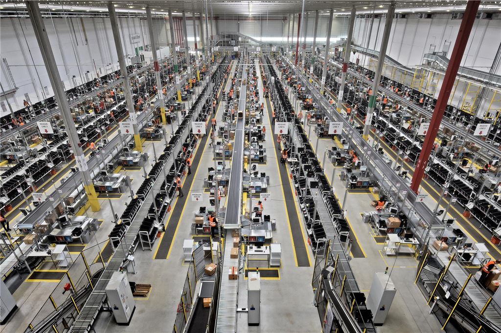Was tun namhafte Arbeitgeber in Dortmund für junge Familien? Amazons riesiges Logistikzentrum in Dortmund.