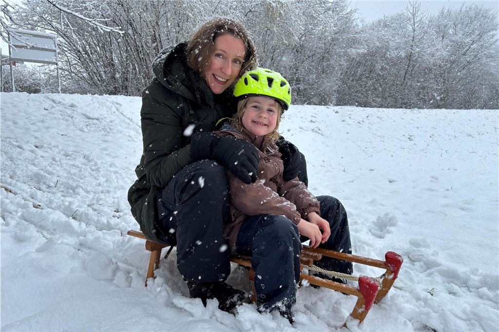 Amelie (5) und ihre Mama Stefanie König aus Unna haben den Schnee genutzt, um im Bornekamp in Unna Schlitten zu fahren.
