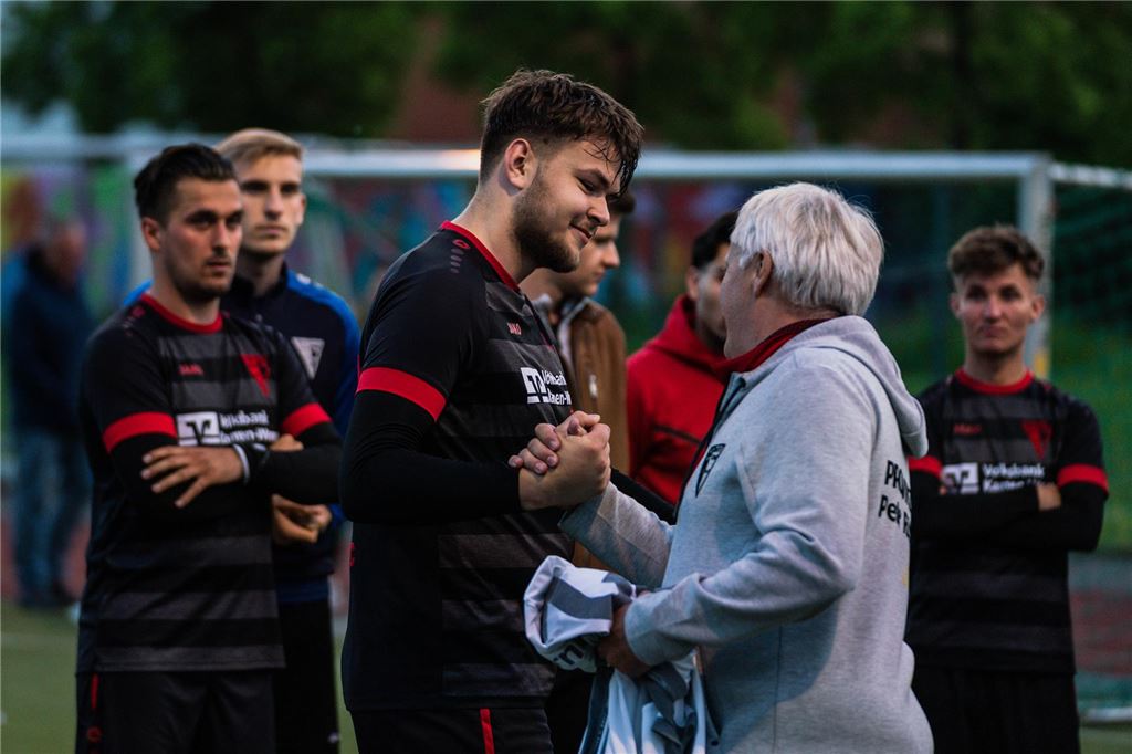 Amer Masic über das Derby zwischen Werner SC und FC Nordkirchen Die Spieler vom Werner SC und vom FC Nordkirchen klatschen sich vor dem Spiel ab.