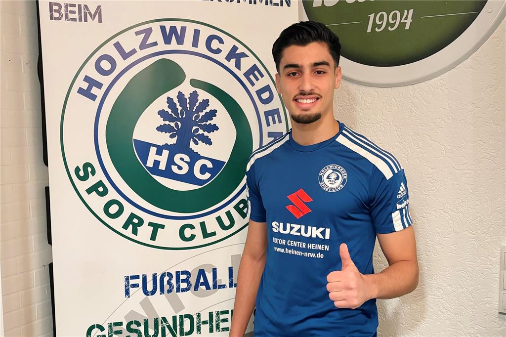 Holzwickeder SC präsentiert ersten Winterzugang Amin Azzofri posiert für ein Foto.