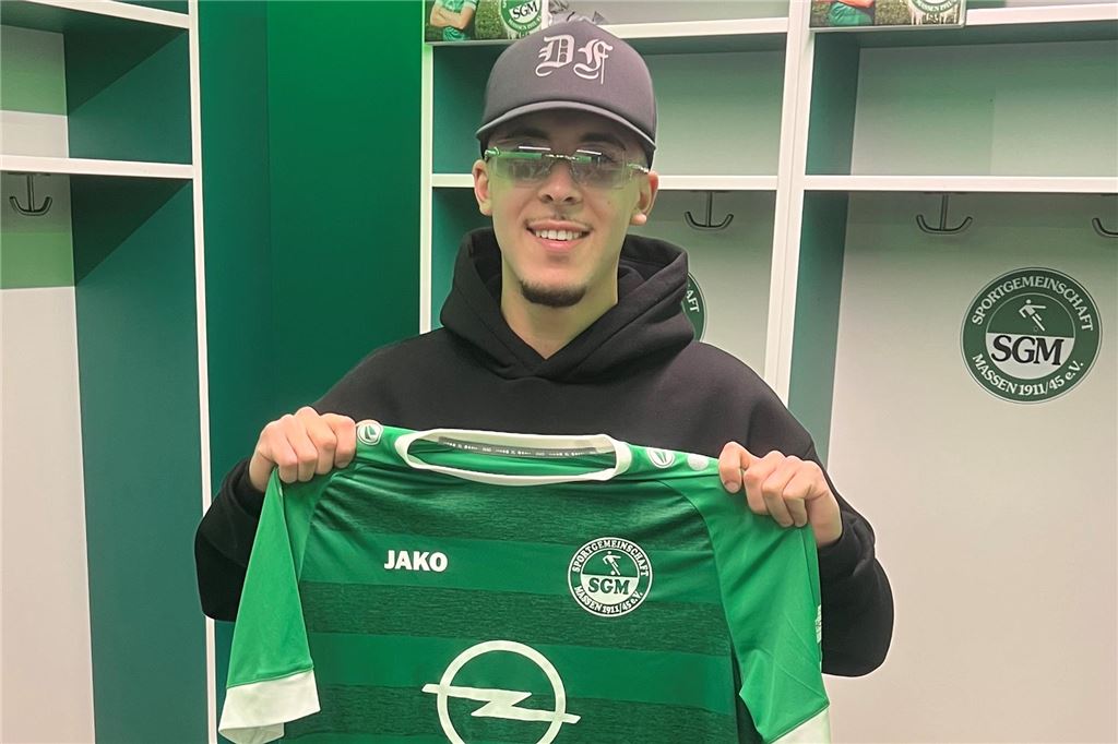 SG Massen verpflichtet Amin Echamlali von Westfalia Huckarde Amin Echamlali zeigt das Trikot der SG Massen.