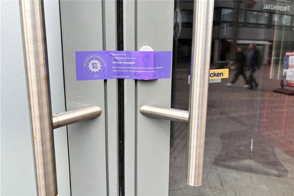 Döner-Laden geschlossen: Polizei hat Ermittlungen aufgenommen Ein lilafarbenes Polizeisiegel klebt an der Eingangstür des Döner-Ladens Multi Kebap in der Bahnhofstraße.