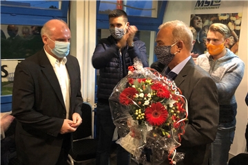 Amtsinhaber Werner Kolter (r.) besuchte am Sonntagabend gemeinsam mit dem gesamten Verwaltungsvorstand die Wahlparty der CDU, um seinem Nachfolger Dirk Wigant (l.) zu gratulieren.
