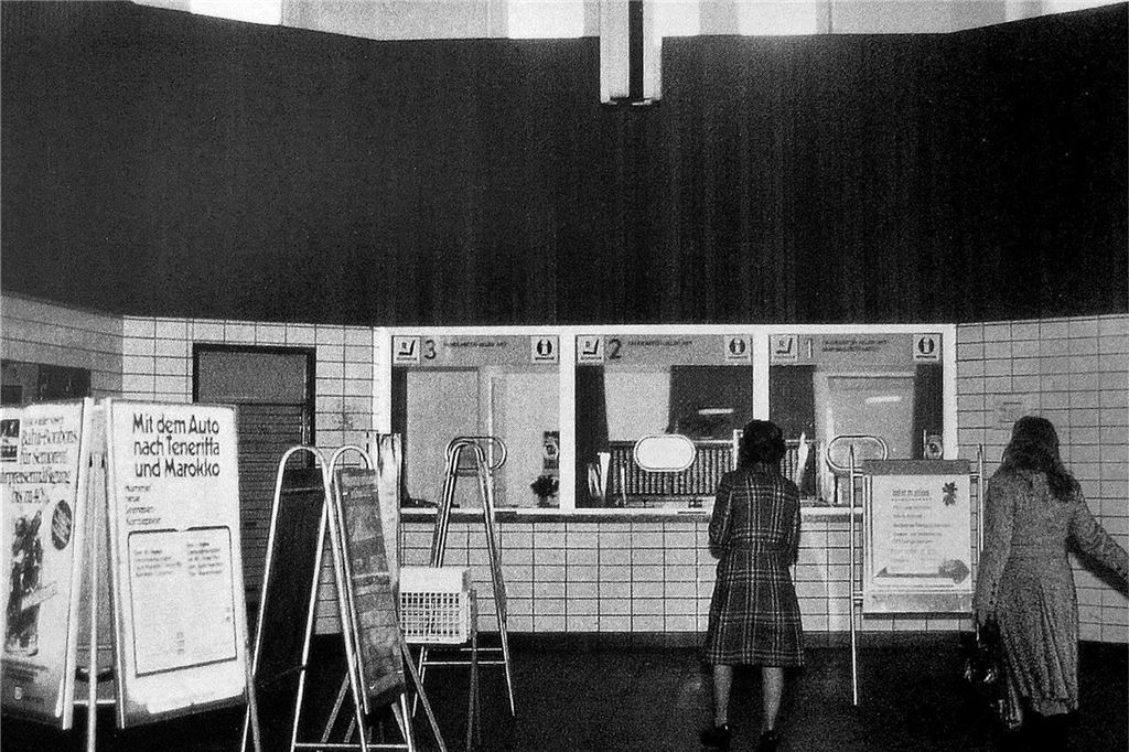 Bahnhof wird 120 Jahre alt: Noble Säle und umkippende Telegrafenmasten Fahrkartenschalter in der Eingangshalle eines Bahnhofs