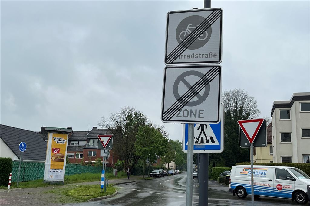 Neue Fahrradstraße sorgt für Verwirrung: Schilder stückweise montiert Ein Schild weist an der Ecke Afferder Weg/Kornstraße auf das Ende einer Fahrradstraße sowie einer Halteverbotszone hin.