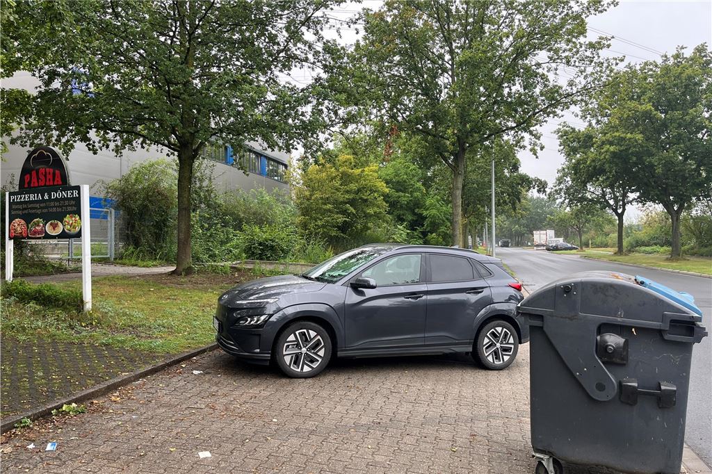 Nach Neubau: Stadt streicht einem Unternehmen die Hälfte der Parkplätze Ein Auto steht auf einem Parkplatz an der Alfred-Nobel-Straße im Industriepark in Unna.