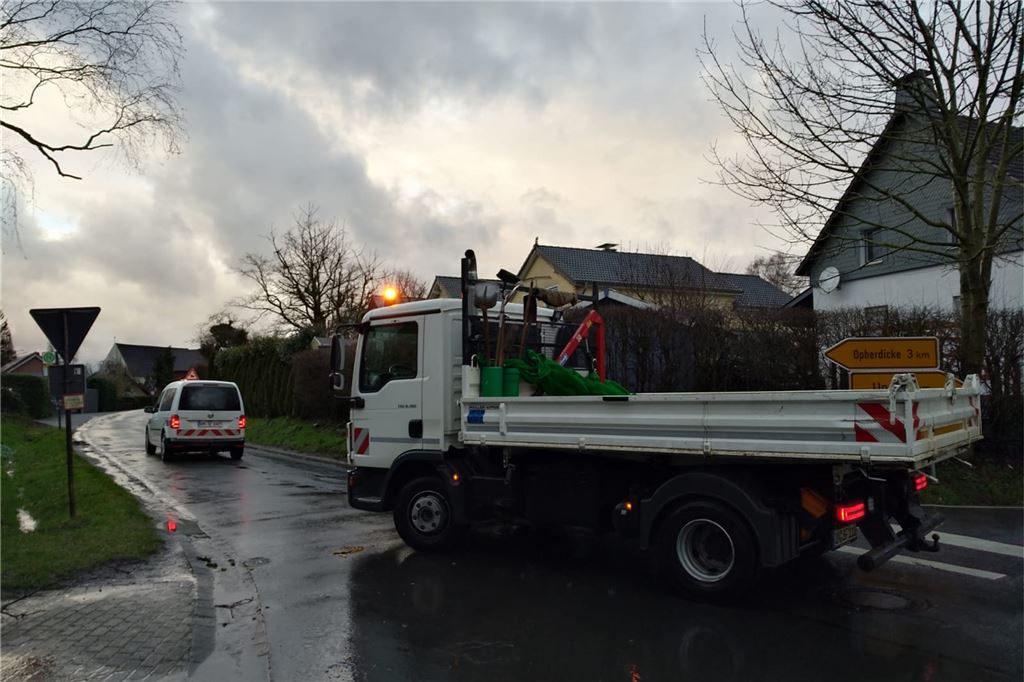 Orkan „Sabine“ im Kreis Unna: Schulen öffnen am Dienstag wieder An der Altendorfer Straße in Fröndenberg laufen am Montagmorgen Reparaturarbeiten an einer Oberleitung.