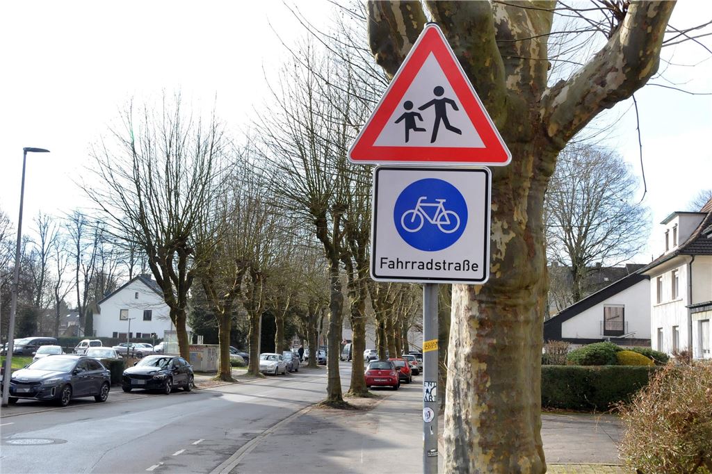 „Nur 50 Fahrräder am FBG“: Wilhelm Becker kritisiert die Fahrradstraße Ein Schild "Fahrradstraße" ohne den Zusatz "Anlieger frei" an der Einmündung Ostberger Straße/Dieckerhofsweg in Schwerte.