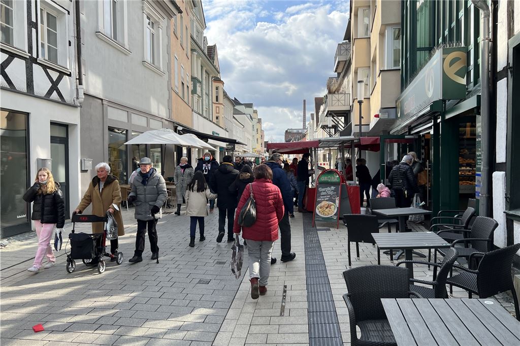 Keine Pflicht mehr: In Unnas Innenstadt verzichten viele auf die Maske An der frischen Luft tragen ohnehin viele keine Corona-Maske, weil das Ansteckungsrisiko eher gering ist. In den Geschäften setzen sie schon deutlich mehr Menschen auf. Seit dem Wegfall der Maskenpflicht nutzen aber auch viele Menschen die wiedergewonnene Freiheit auf einen Verzicht.