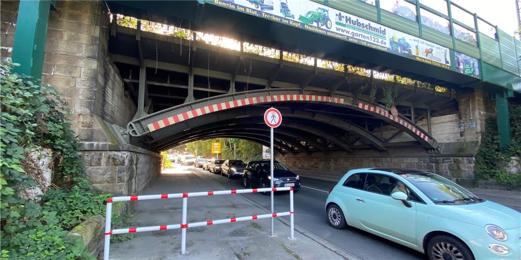 „Würde schneller gehen“: Stadt sperrt Fußweg an der Neuen Mühle An der Kantstraße endet der Fußweg vor der Bahnunterführung. Die Stadt hat die Sperrung aus Sicherheitsaspekten mit dem Bau der Neuen Mühle eingerichtet.