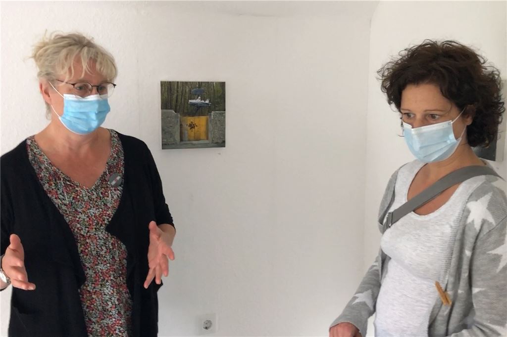 Der Hunger nach dem Lebensmittel Kunst war riesengroß An der Klosterstraße 69 wurde ein Haus zum Gesamtkunstwerk. Nicole Noä zeigt hier Besucherin Nadja Koerdt, wie sie sich das Zimmer von Schriftstellerin Hilde Domin vorgestellt hat.