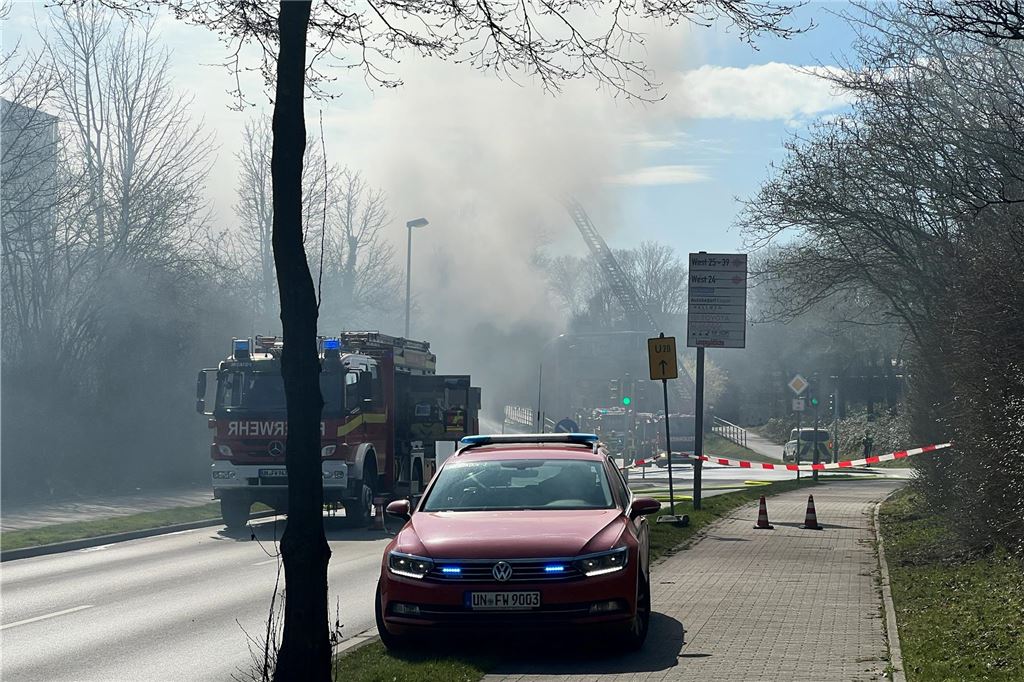 An der Löschaktion waren mehrere Einsatzfahrzeuge der Feuerwehr Unna beteiligt.