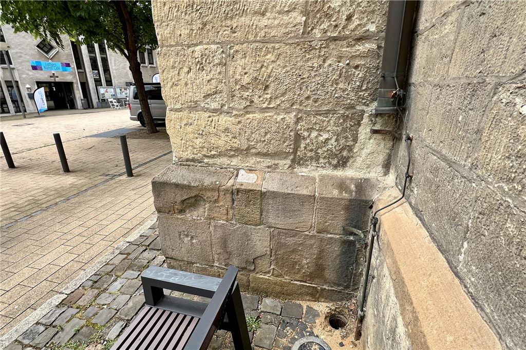Kurioser Diebstahl an der Stadtkirche: Unbekannte montieren Fallrohre ab Durch die Fallrohre wird das Wasser vom Dach der Stadtkirche in den Boden geleitet. Zwei Rohrstücke wurden entwendet.