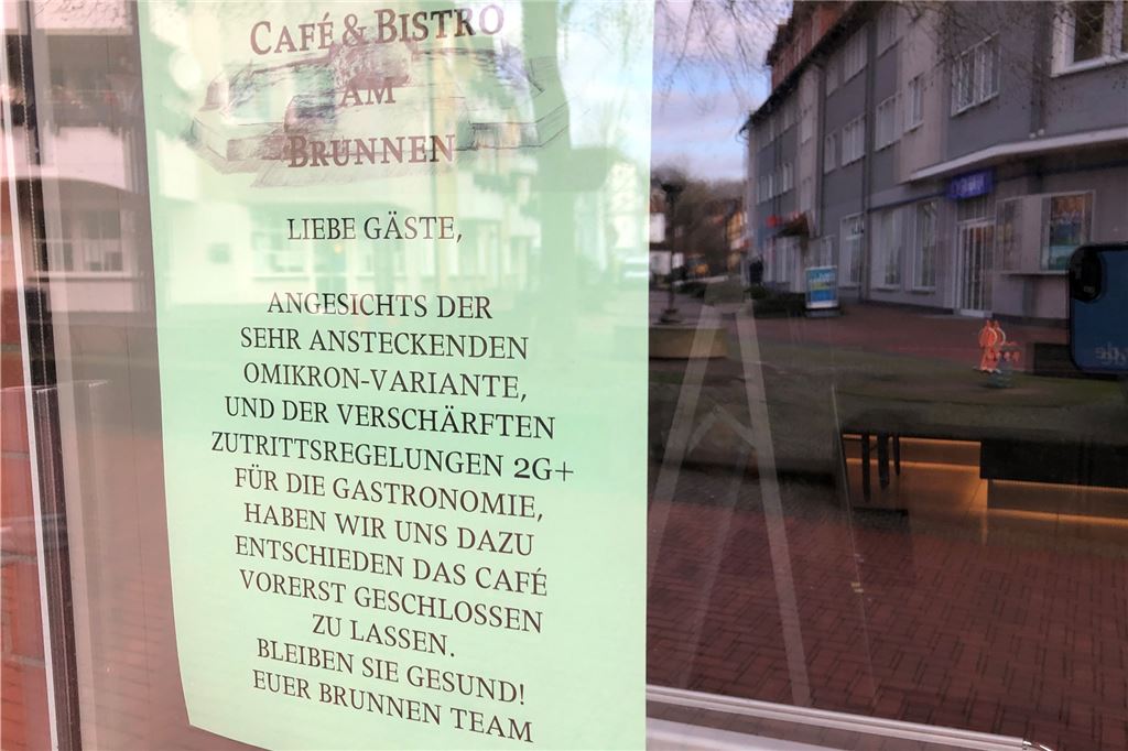 Omikron-Variante und 2G-plus: Fröndenberger Café zieht Konsequenzen An der Scheibe des Cafés hängt ein Zettel, mit dem auf die vorübergehende Schließung hingewiesen wird.