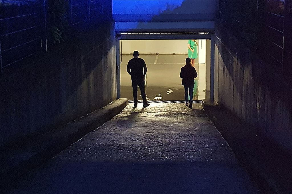 Hochwasser hält Unna-Massen bis in die Nacht in Atem An der Straße Große Wiese war eine Tiefgarage in einem Wohngebiet betroffen.