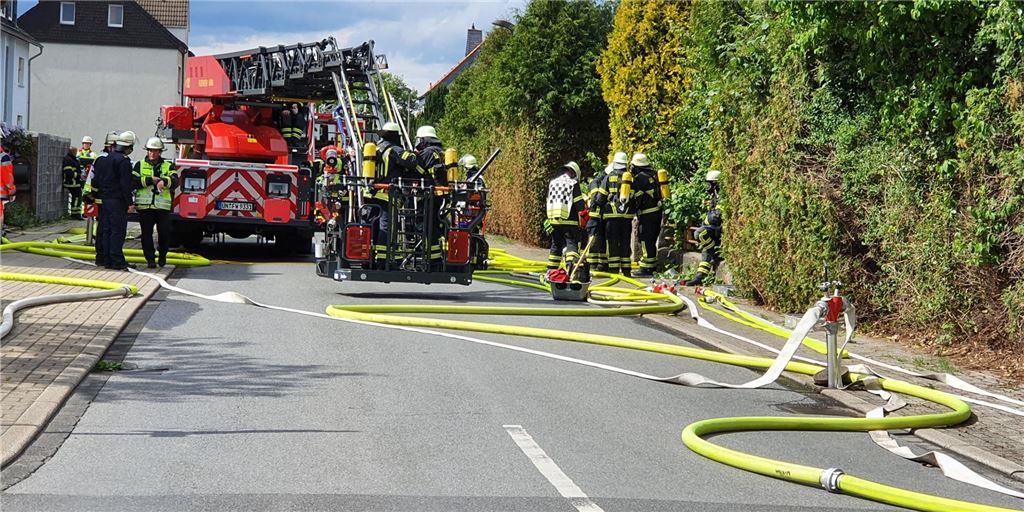 Feuer in unbewohntem Haus in Unna: 70 Einsatzkräfte im Einsatz An der Vaersthausener Straße brannte es Mittwochnachmittag im Innern eines unbewohnten Einfamilienhauses. Im Erdgeschoss hatte sich ein Feuer ausgebreitet.