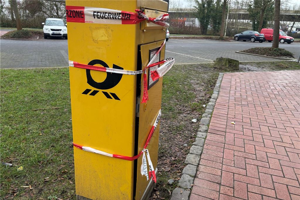 Dramatischer Samstag: Beschuss auf Teenager und Briefkastenbrand Der durch Feuerwerk in Brand geratene Briefkasten in der Nahaufnahme.