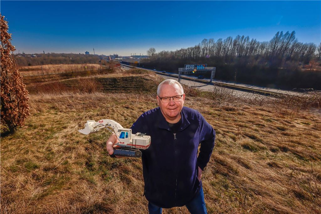 Vorbereitung für Bagger-Denkmal an A40: Oldtimer bekommt neuen Schliff Auf einem Hügel über der A40 will Uwe Kisker das Bagger-Denkmal platzieren.