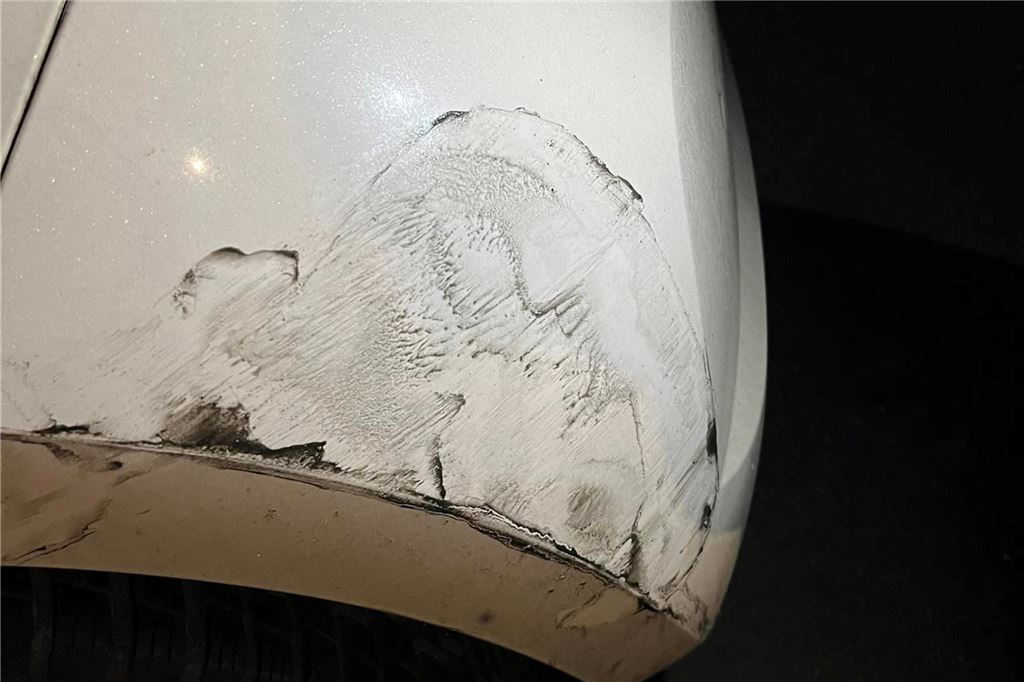 Unfall-Verursacher gibt falsche Telefonnummer an An dieser Stelle traf das unbekannte Fahrzeug den Seat von Annalena Seifert.