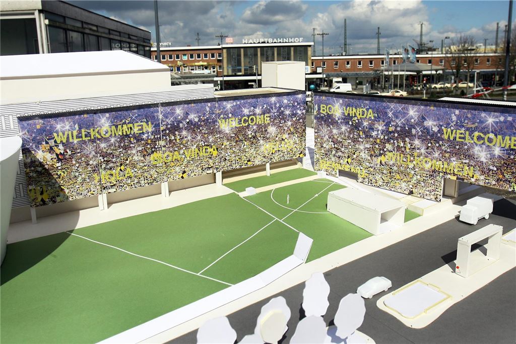 Lütgendortmunder Heinz Kohlmann arbeitet mit 72 noch im Gerüstbau Ein nachgebautes Fußballstadion anlässlich der WM 2006 am Hauptbahnhof in Dortmund.
