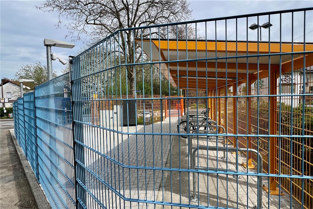 Die einen rätseln noch, die anderen nutzen bereits Lünerns Radstation Eingeschlossen von einem farbigen Stahlmattenzaun sind Fahrradständer am Bahnhof Unna-Lünern.