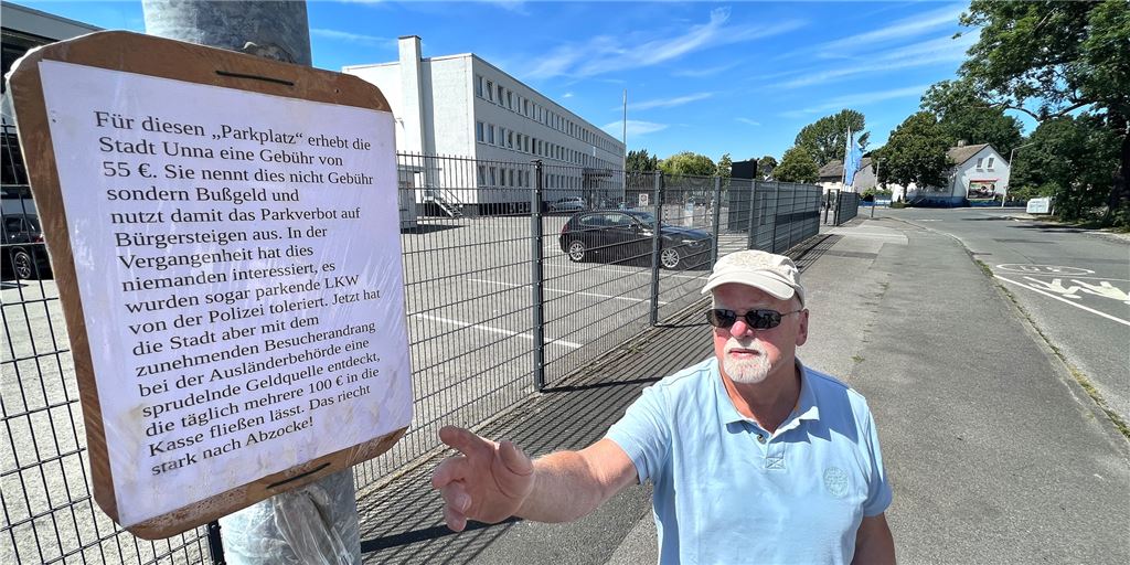 Knöllchen für 55 Euro: Parkplatznot vor der Ausländerbehörde in Unna An manchen Tagen ist bei der Ausländerbehörde viel los, weshalb manche Kunden auf dem Bürgersteig parken. Das gibt allerdings ein Knöllchen. Anlieger Rolf Wetzel warnt mit einer Tafel davor – und ärgert sich darüber, dass damit Geld gemacht wird.
