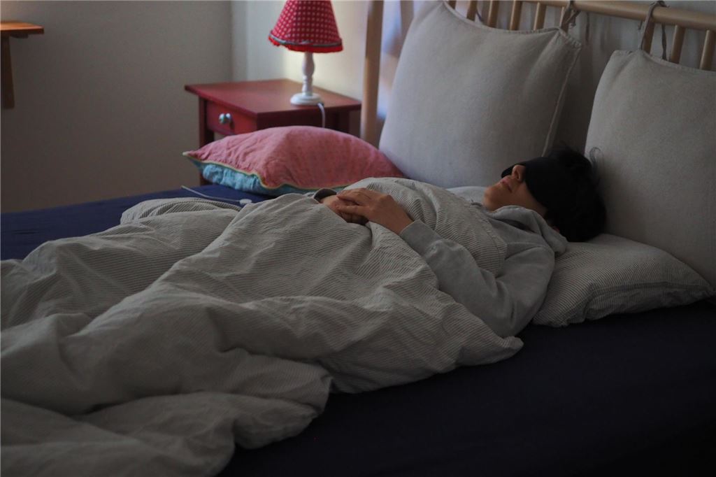 Kübra hat Long-Covid: „Man kann sein Leben verlieren, ohne zu sterben“ Kübra liegt mit Augenmaske und Gehörschutz in ihrem Bett.
