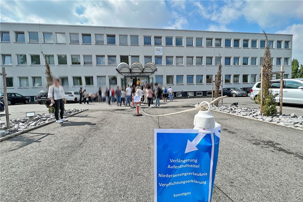 Knöllchen für 55 Euro: Parkplatznot vor der Ausländerbehörde in Unna An Tagen, an denen keine Termine vergeben werden, staut es sich aktuell am Eingang der Ausländerbehörde des Kreises Unna. Aktuell hat da mit Personalausfällen zu kämpfen.