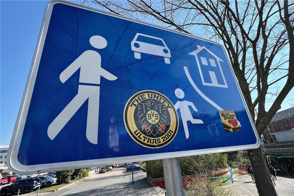 Stadtgebiet offenbar systematisch vollgeklebt: Fußballfan-Aufkleberflut in Unna An einem Verkehrszeichen in Unna kleben BVB-Aufkleber