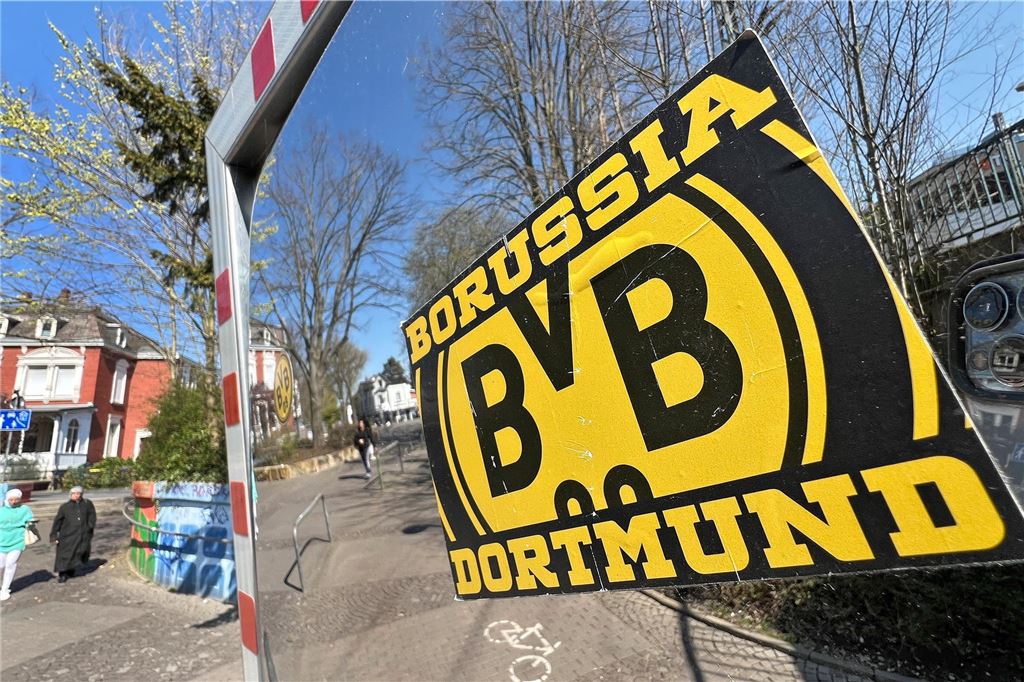 An einem Verkehrsspiegel in Unna klebt ein BVB-Aufkleber