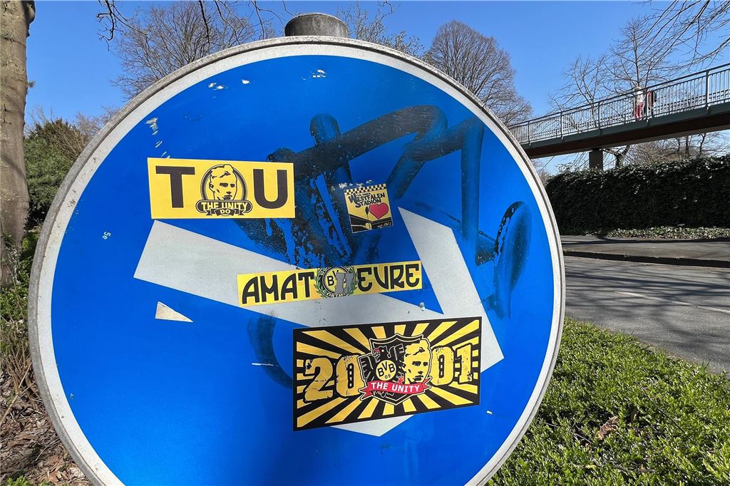 An einem Verkehrszeichen in Unna kleben BVB-Aufkleber